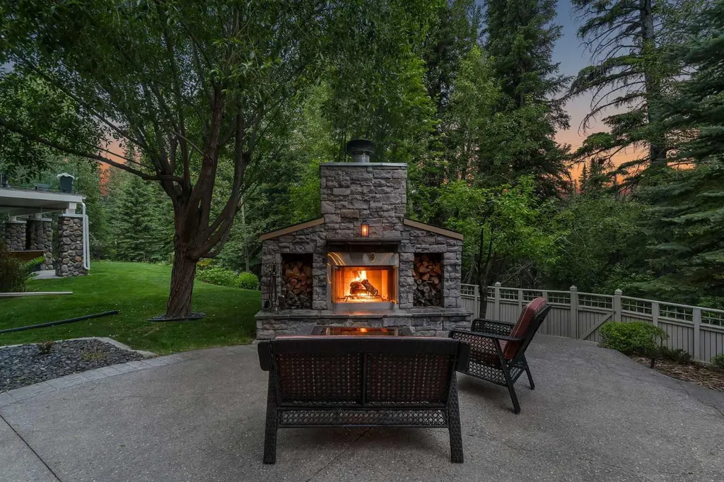 15 Discovery Valley Cove SW Calgary AB T3H 5H3