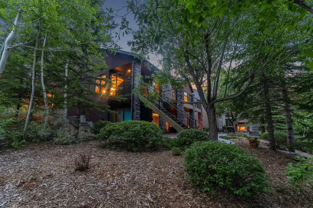 15 Discovery Valley Cove SW Calgary AB T3H 5H3