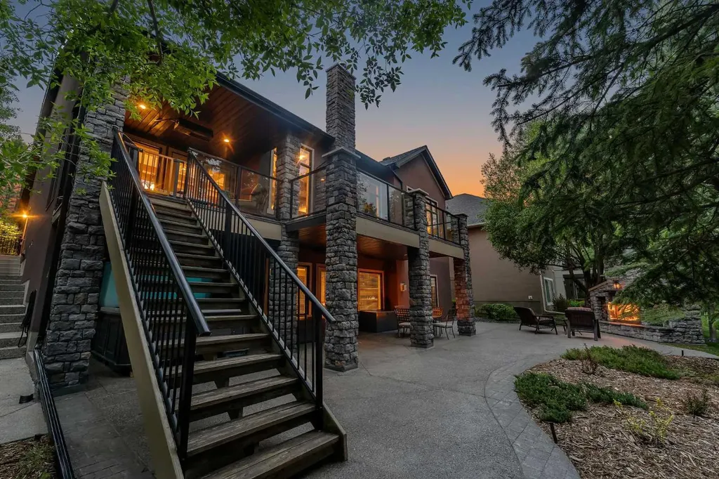 15 Discovery Valley Cove SW Calgary AB T3H 5H3