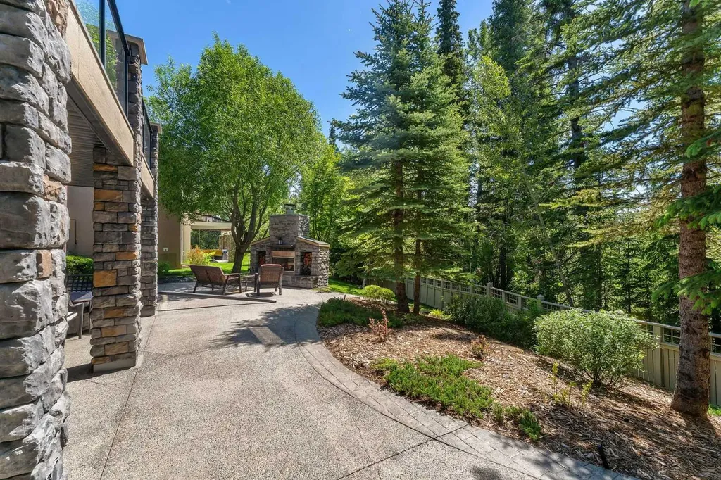 15 Discovery Valley Cove SW Calgary AB T3H 5H3