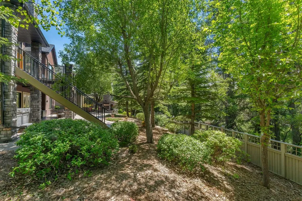 15 Discovery Valley Cove SW Calgary AB T3H 5H3