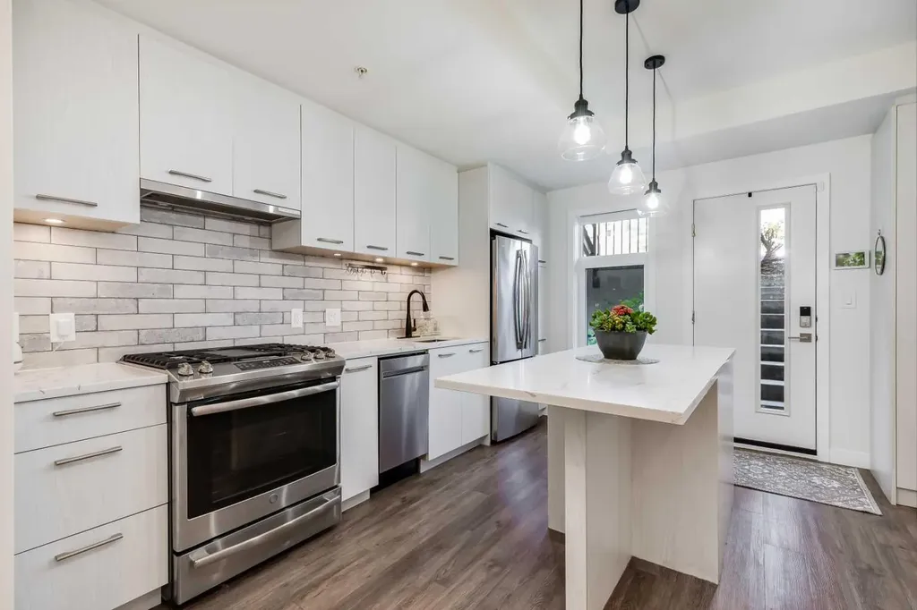 1709 35 Avenue SW Calgary AB T2T 2C9