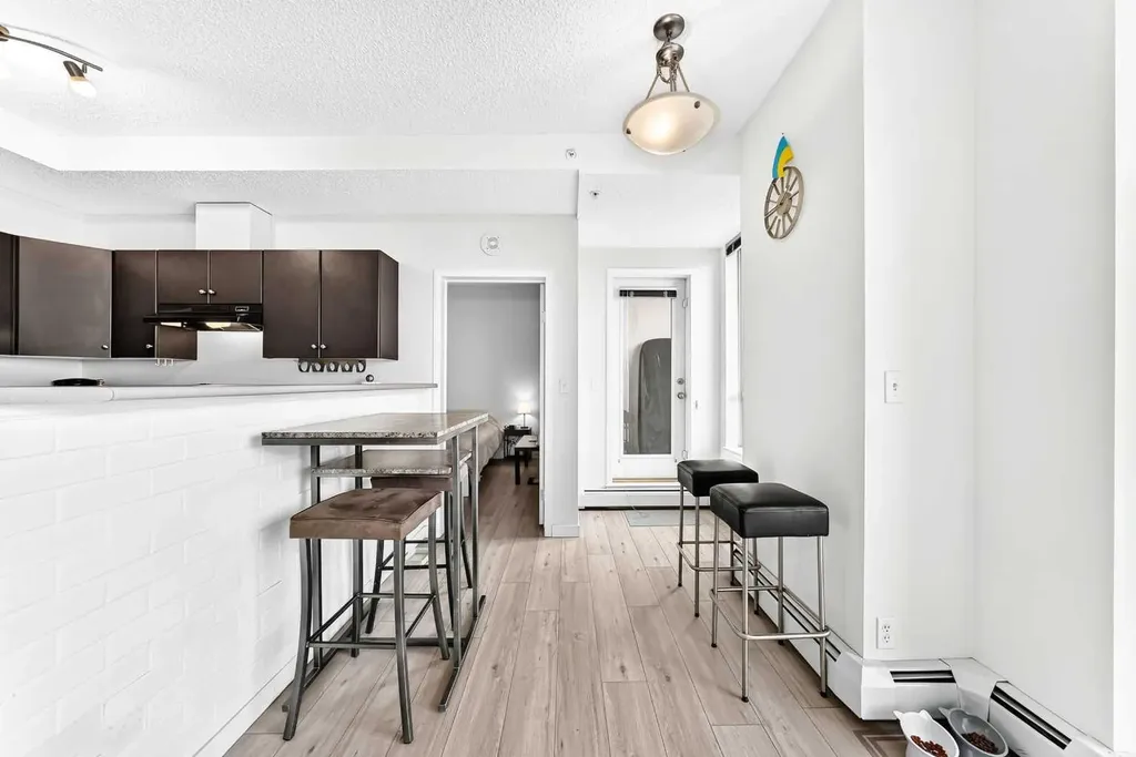 1053 10 Street SW Calgary AB T2R 1S6