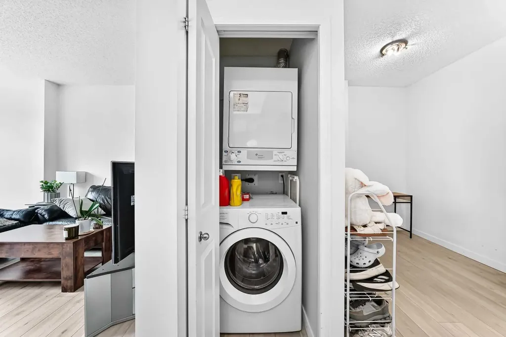 1053 10 Street SW Calgary AB T2R 1S6