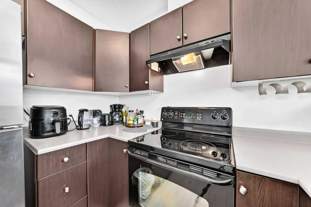 1053 10 Street SW Calgary AB T2R 1S6