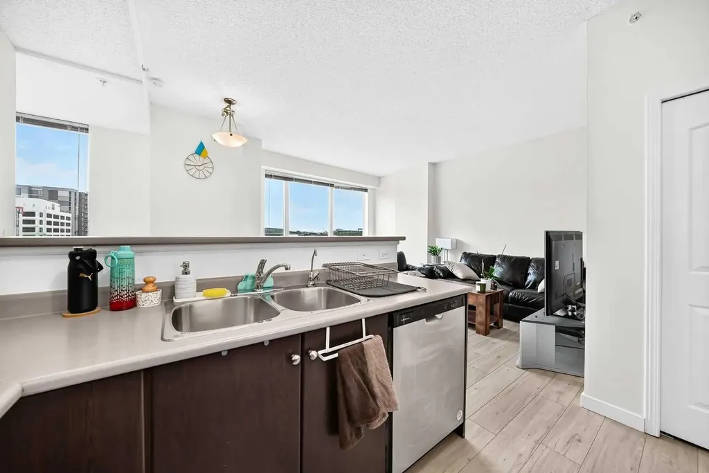 1053 10 Street SW Calgary AB T2R 1S6