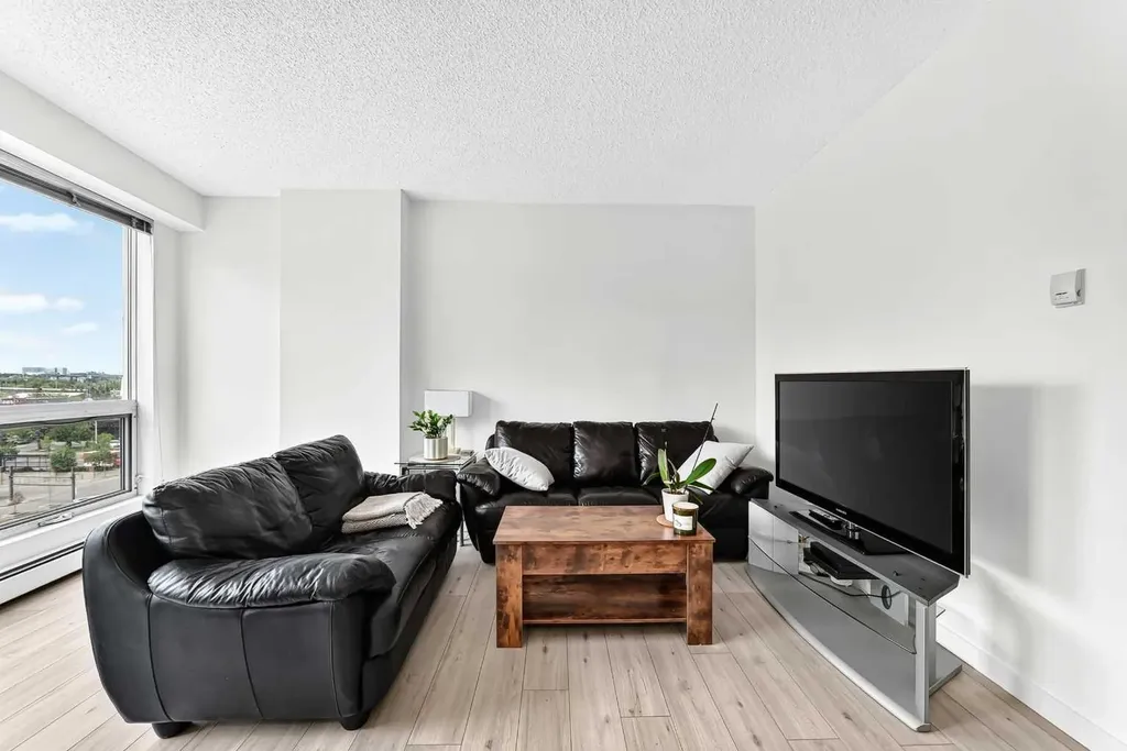 1053 10 Street SW Calgary AB T2R 1S6