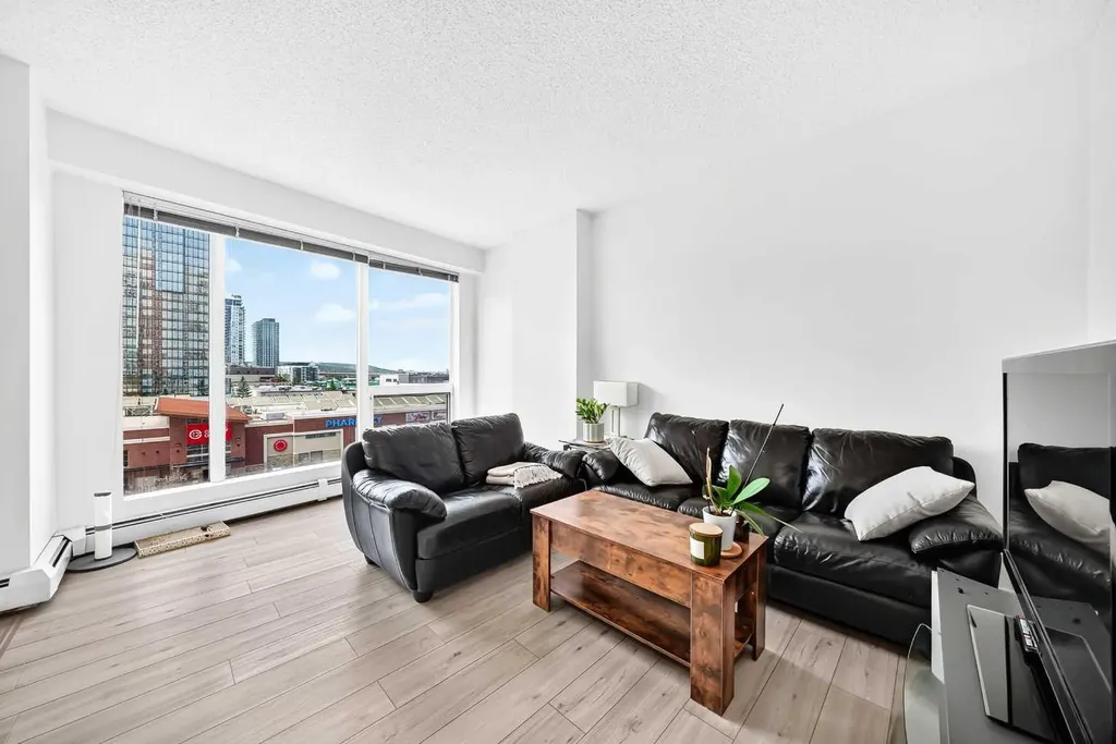 1053 10 Street SW Calgary AB T2R 1S6