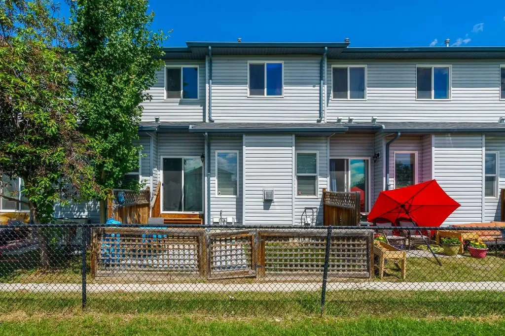 620 Luxstone Landing SW Airdrie AB T4B 0B6