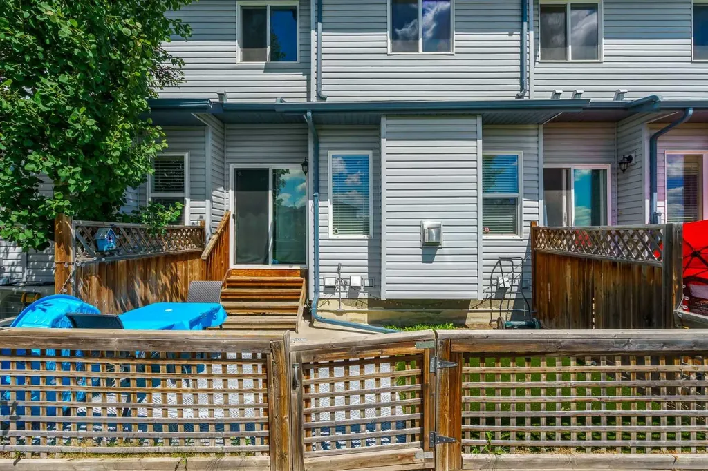 620 Luxstone Landing SW Airdrie AB T4B 0B6