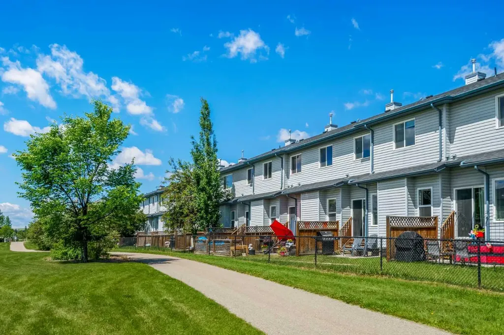 620 Luxstone Landing SW Airdrie AB T4B 0B6