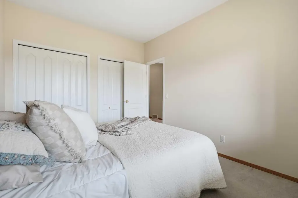 206 Scimitar Heath NW Calgary AB T3L 2E1
