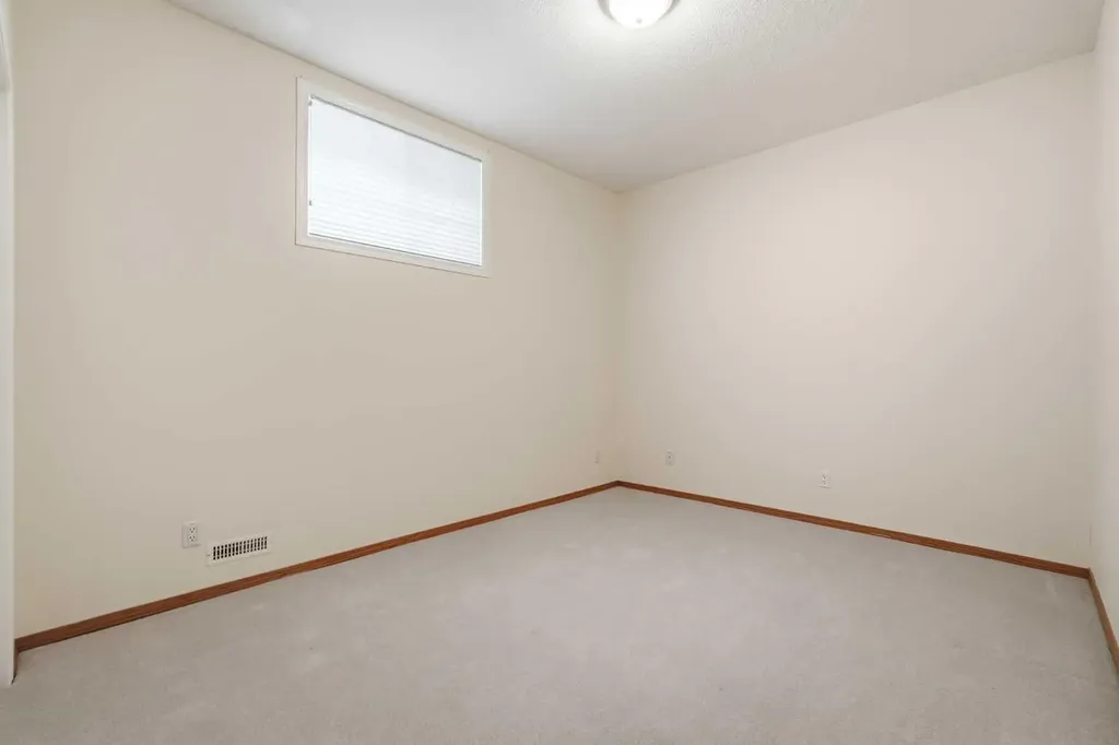 206 Scimitar Heath NW Calgary AB T3L 2E1