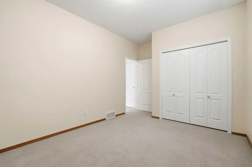 206 Scimitar Heath NW Calgary AB T3L 2E1
