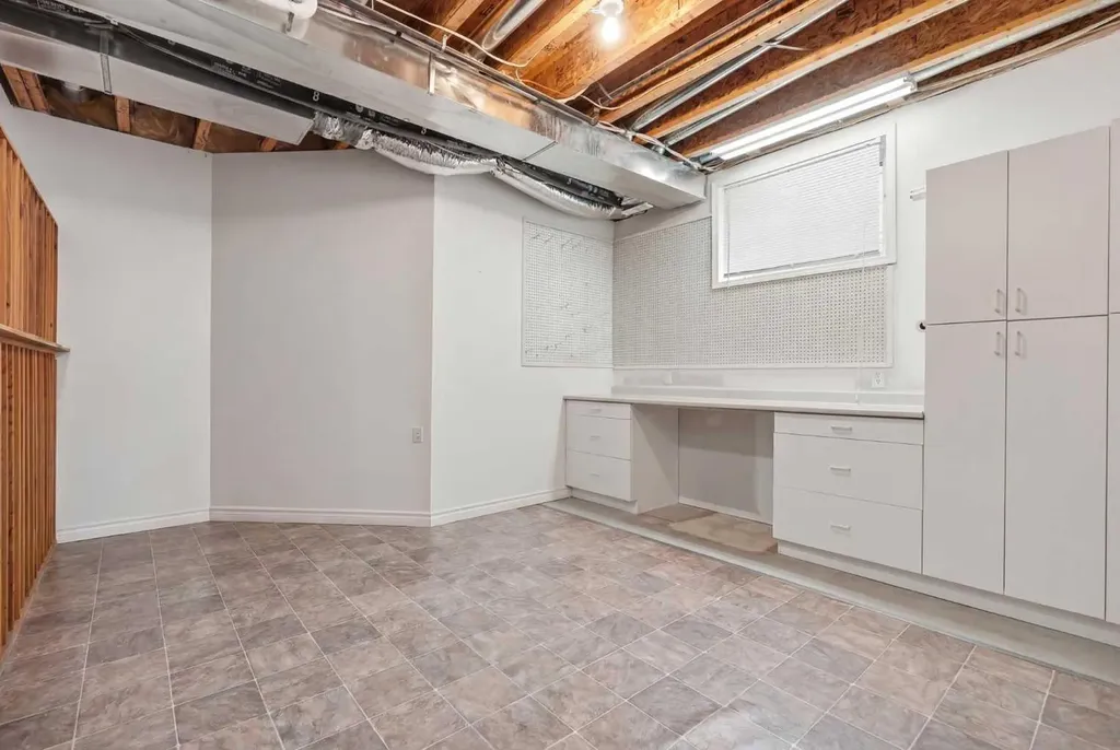 206 Scimitar Heath NW Calgary AB T3L 2E1