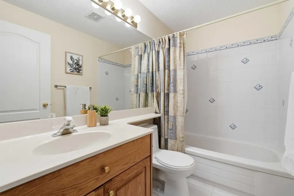 206 Scimitar Heath NW Calgary AB T3L 2E1