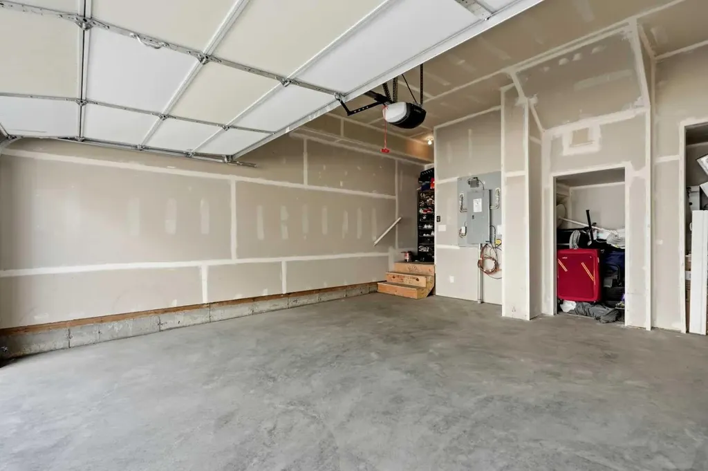 10060 46 Street NE Calgary AB T3J 2H8