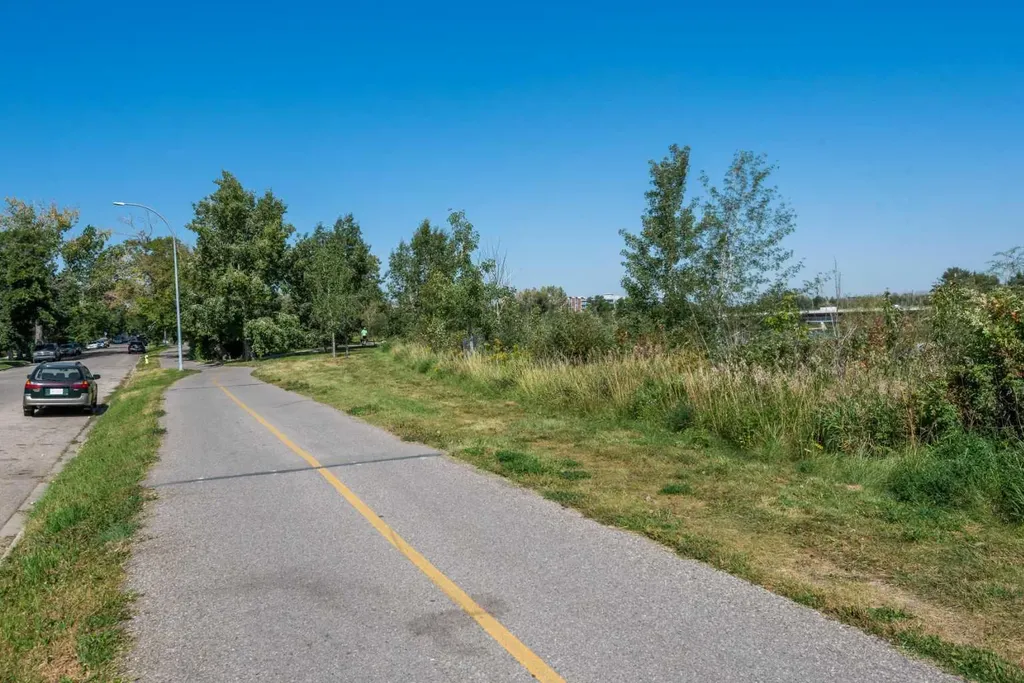 2213 8 Avenue SE Calgary AB T2G 0P2