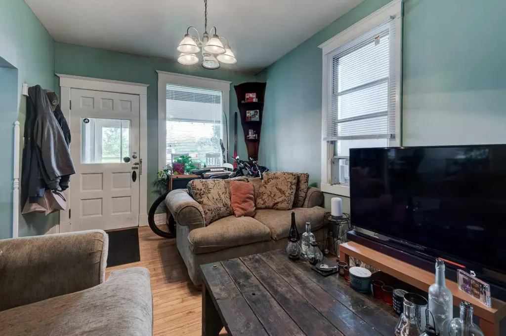 2213 8 Avenue SE Calgary AB T2G 0P2