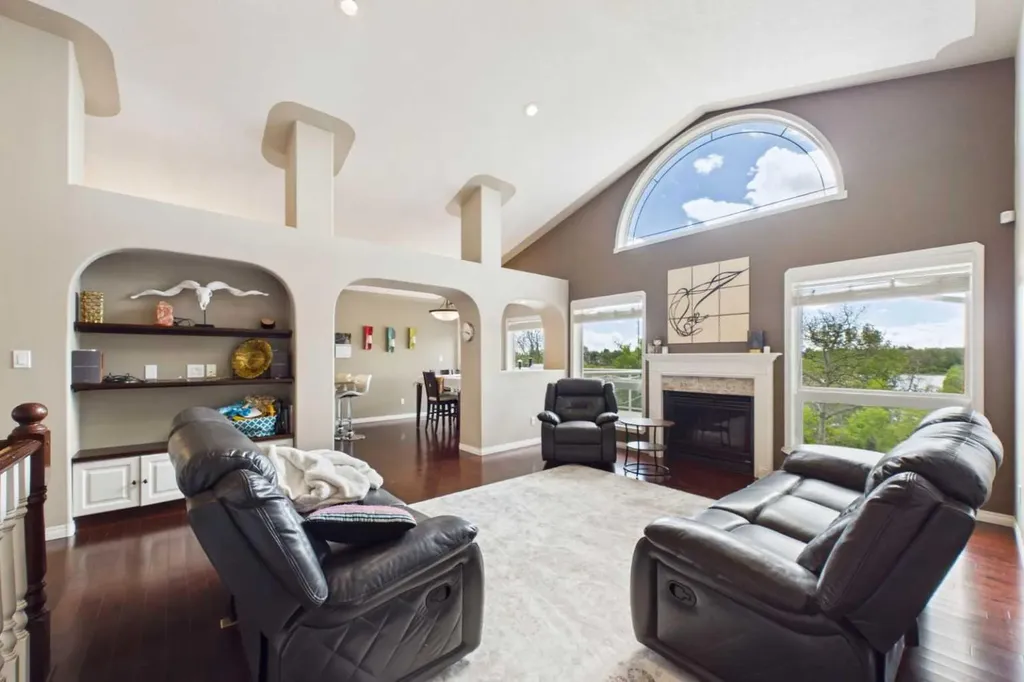 32 Lakes Close Lacombe AB T4L 1S4