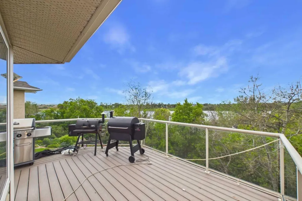 32 Lakes Close Lacombe AB T4L 1S4