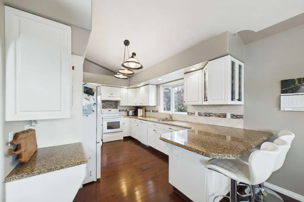 32 Lakes Close Lacombe AB T4L 1S4