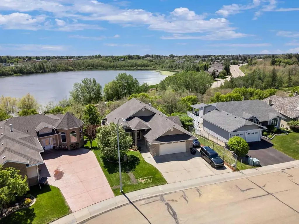32 Lakes Close Lacombe AB T4L 1S4