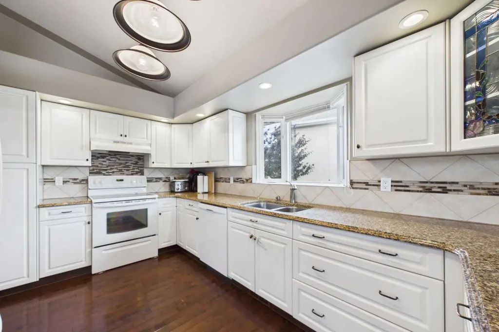 32 Lakes Close Lacombe AB T4L 1S4