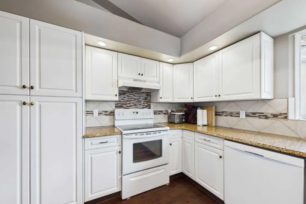 32 Lakes Close Lacombe AB T4L 1S4