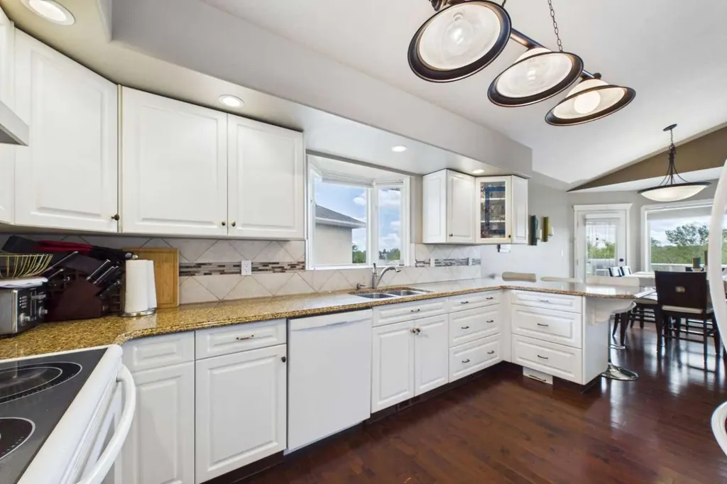 32 Lakes Close Lacombe AB T4L 1S4