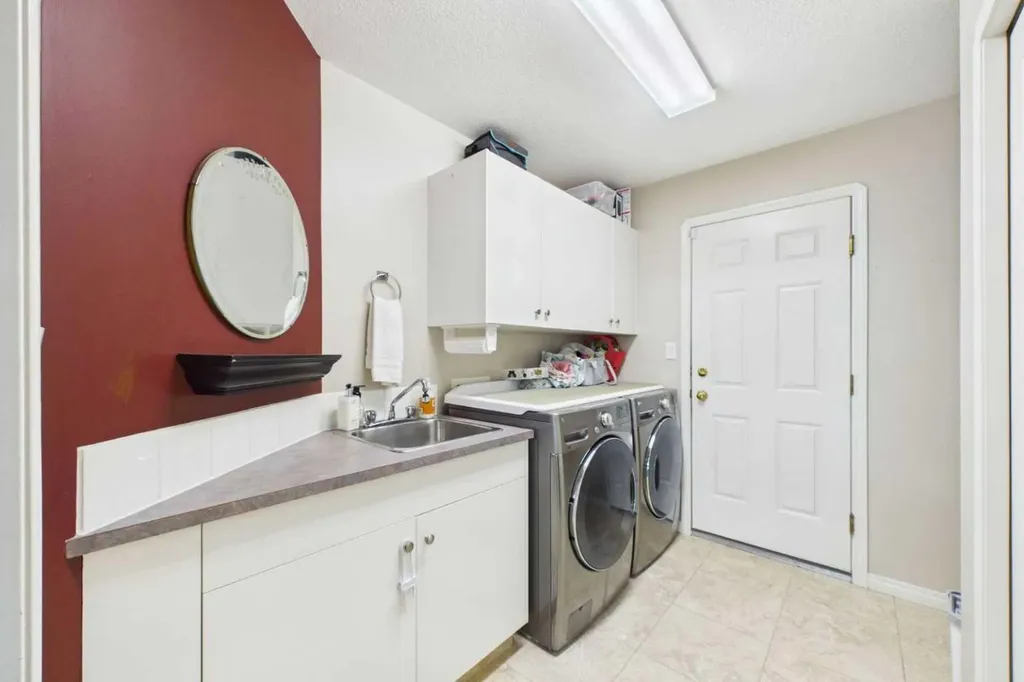 32 Lakes Close Lacombe AB T4L 1S4