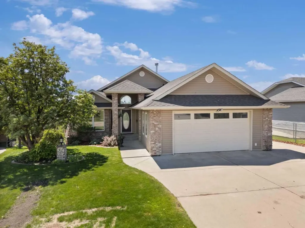 32 Lakes Close Lacombe AB T4L 1S4