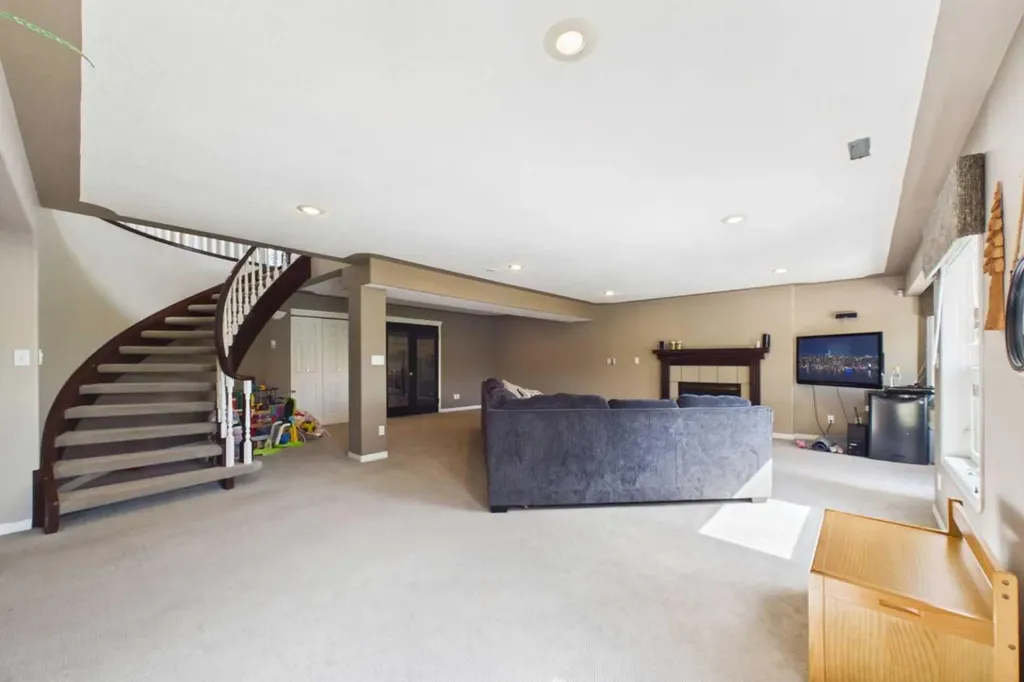32 Lakes Close Lacombe AB T4L 1S4
