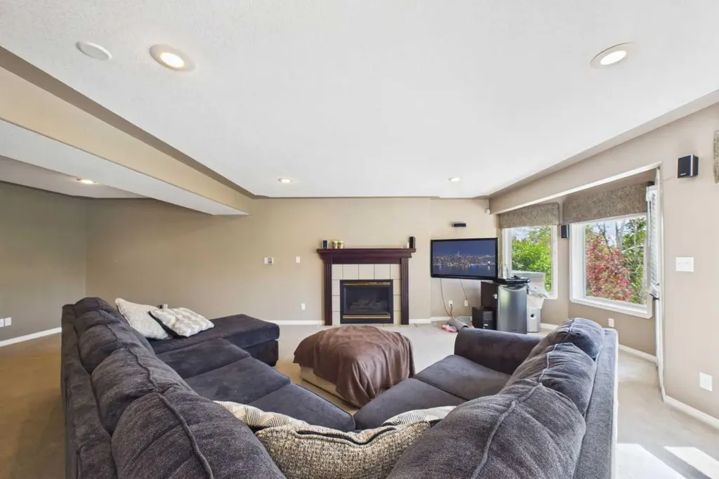 32 Lakes Close Lacombe AB T4L 1S4