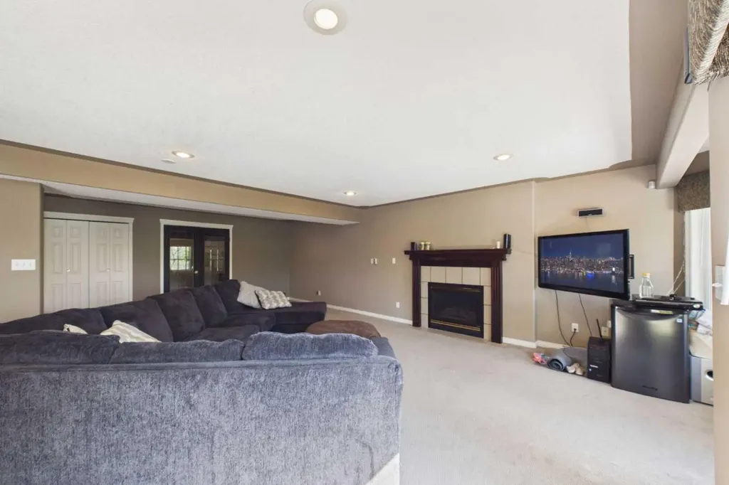 32 Lakes Close Lacombe AB T4L 1S4