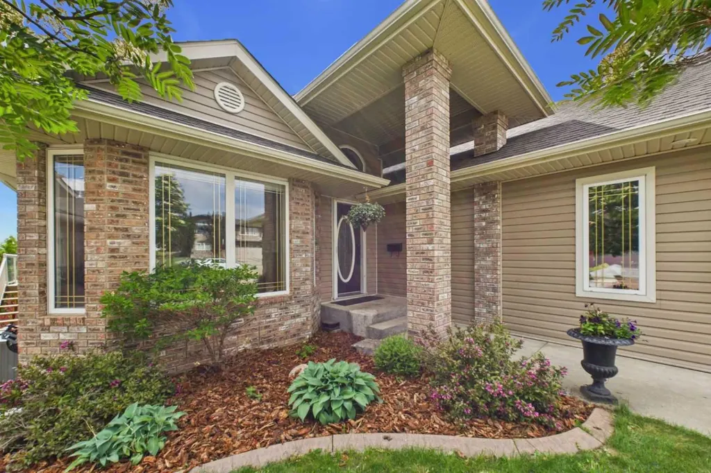 32 Lakes Close Lacombe AB T4L 1S4
