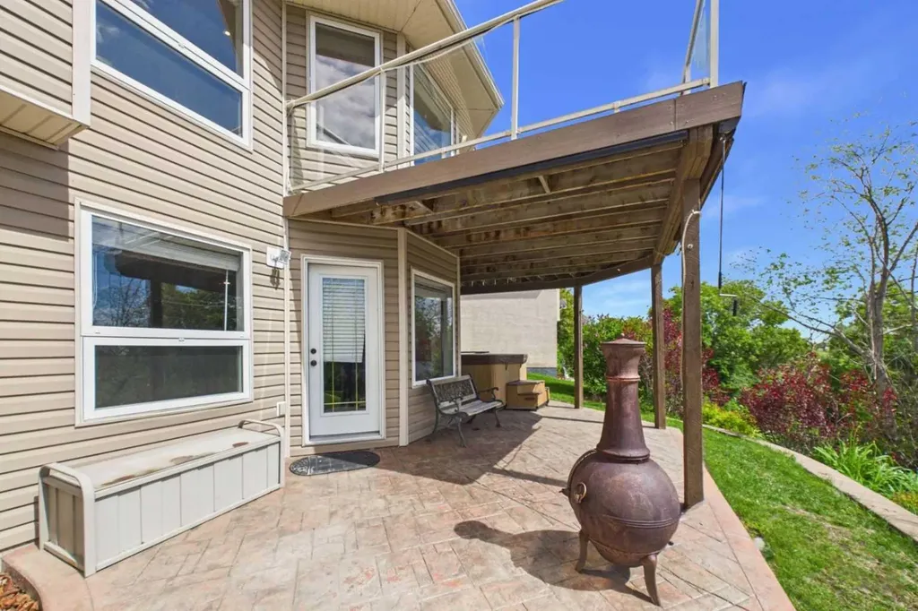 32 Lakes Close Lacombe AB T4L 1S4