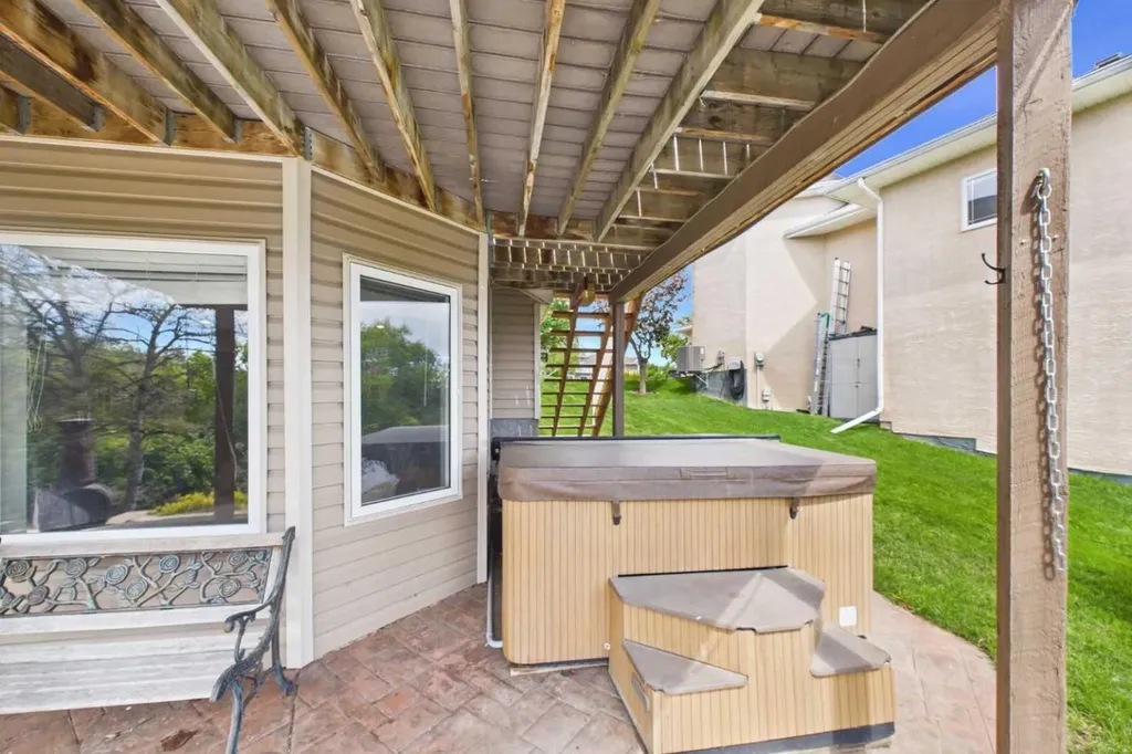 32 Lakes Close Lacombe AB T4L 1S4