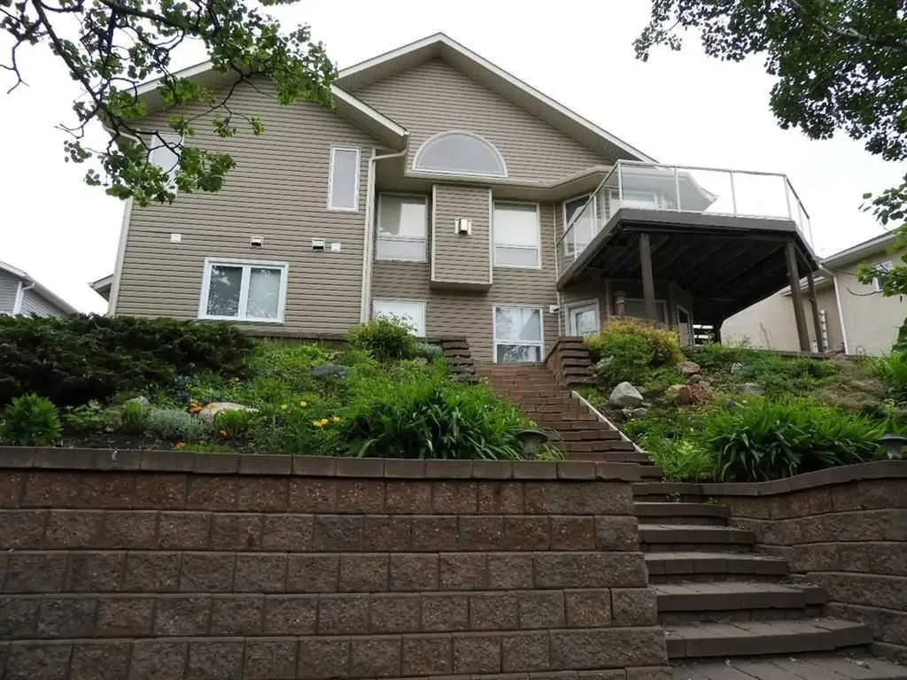 32 Lakes Close Lacombe AB T4L 1S4