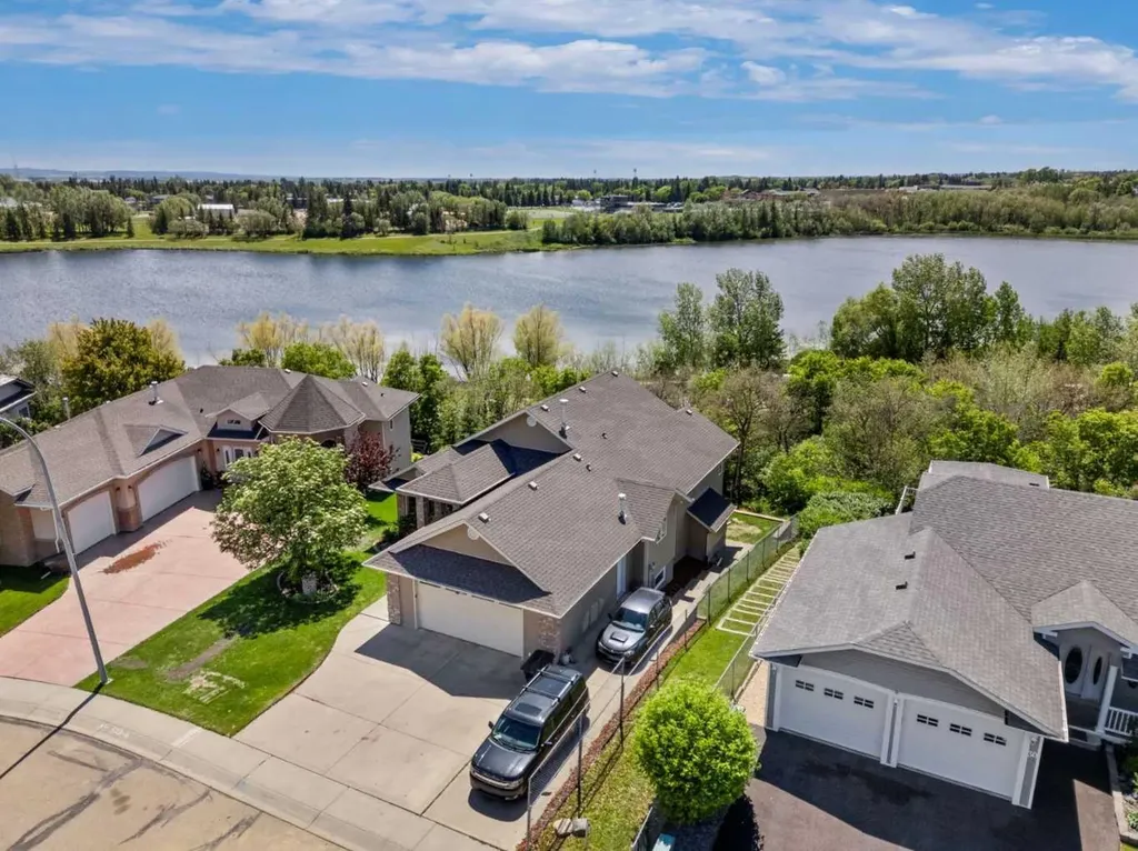 32 Lakes Close Lacombe AB T4L 1S4