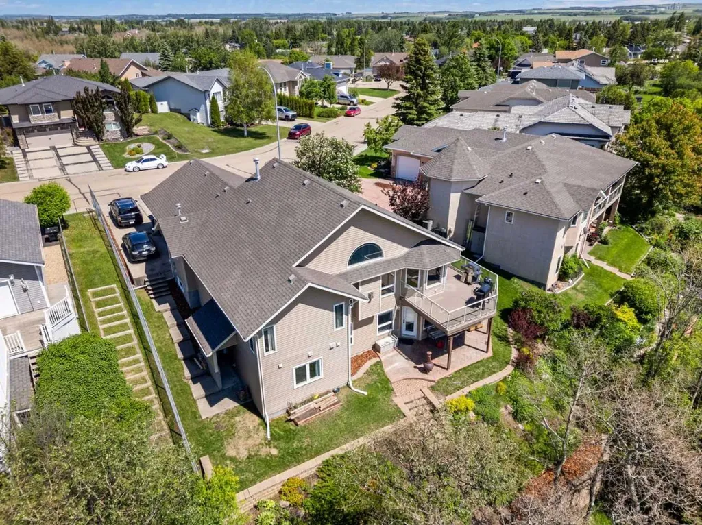 32 Lakes Close Lacombe AB T4L 1S4