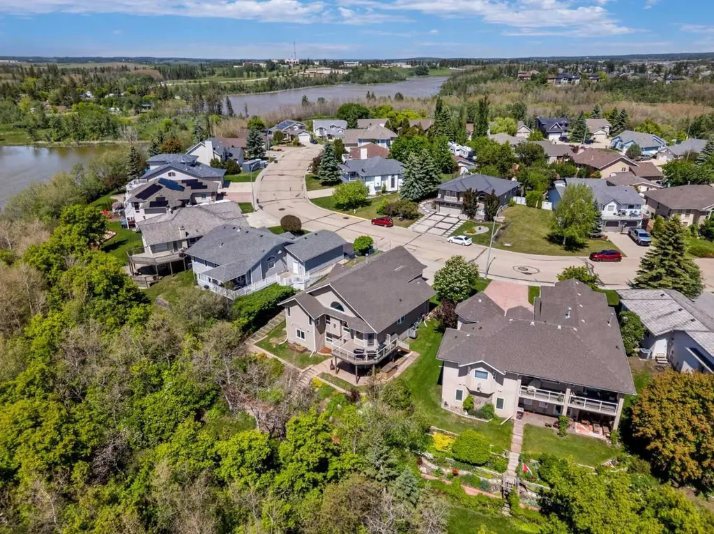 32 Lakes Close Lacombe AB T4L 1S4