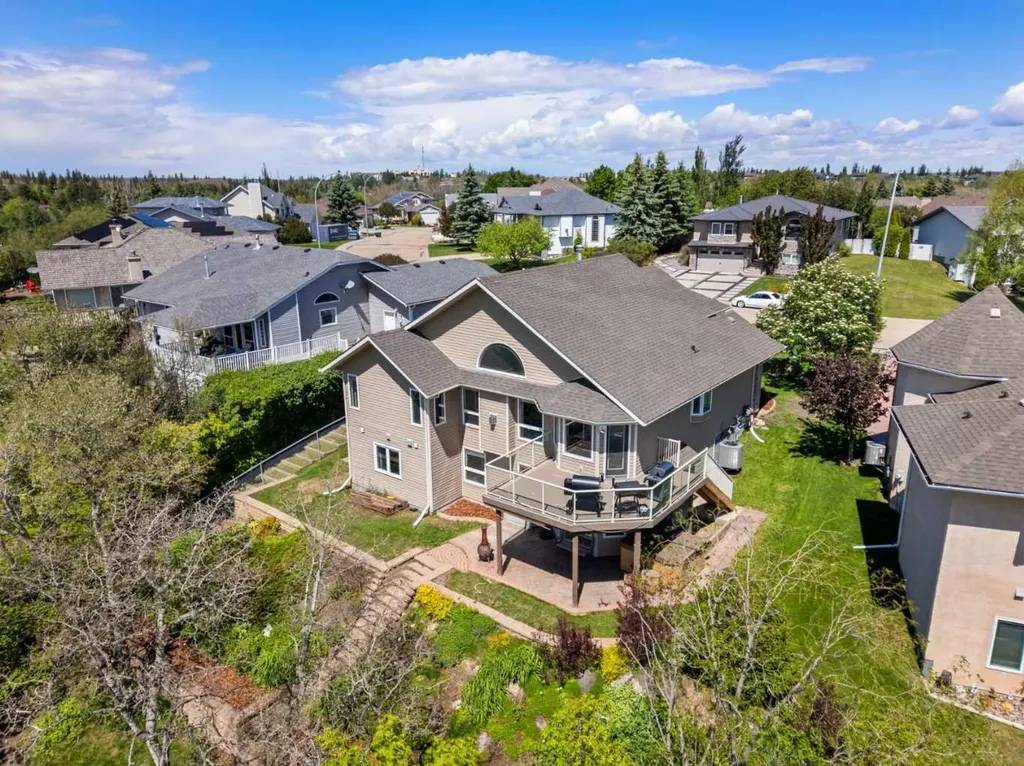 32 Lakes Close Lacombe AB T4L 1S4