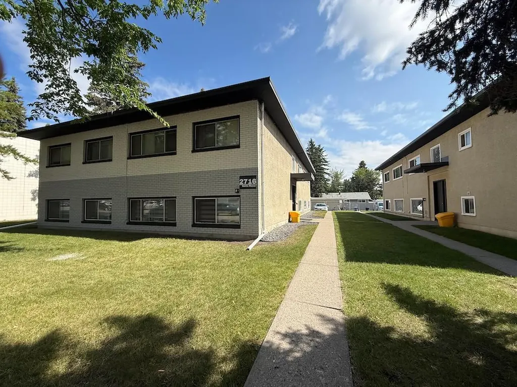 2712/2716 Brentwood Boulevard NW Calgary AB T2L 1J4