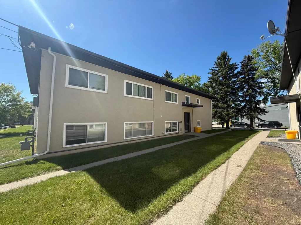 2712/2716 Brentwood Boulevard NW Calgary AB T2L 1J4
