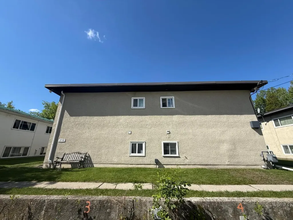 2712/2716 Brentwood Boulevard NW Calgary AB T2L 1J4