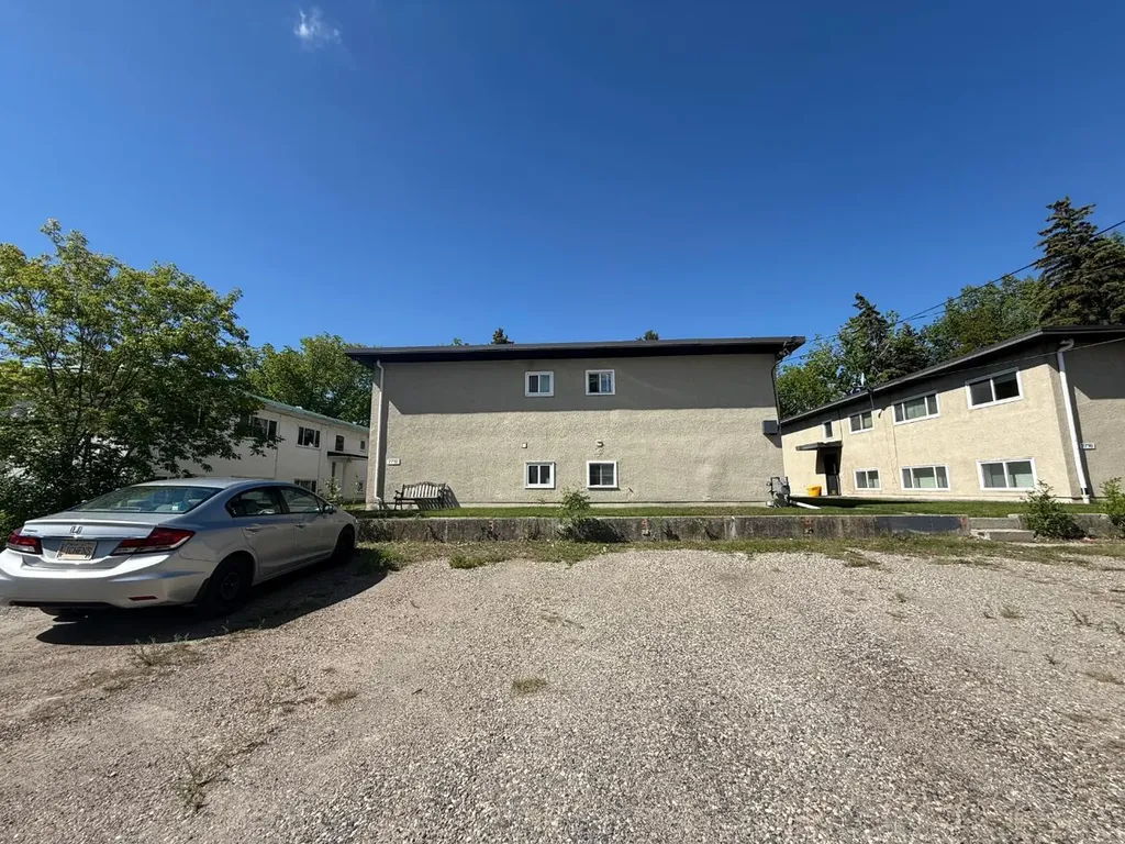 2712/2716 Brentwood Boulevard NW Calgary AB T2L 1J4