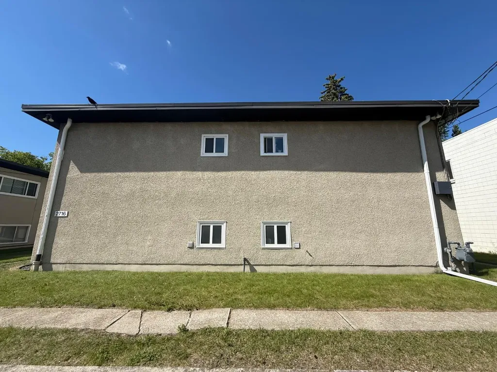 2712/2716 Brentwood Boulevard NW Calgary AB T2L 1J4