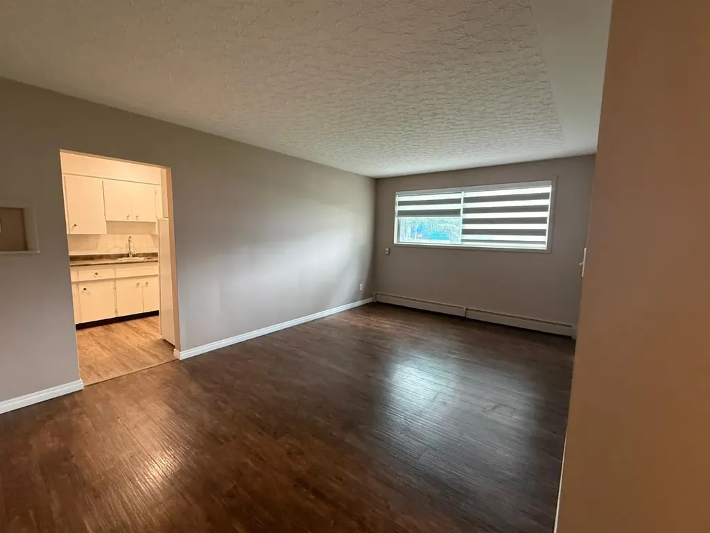2712/2716 Brentwood Boulevard NW Calgary AB T2L 1J4