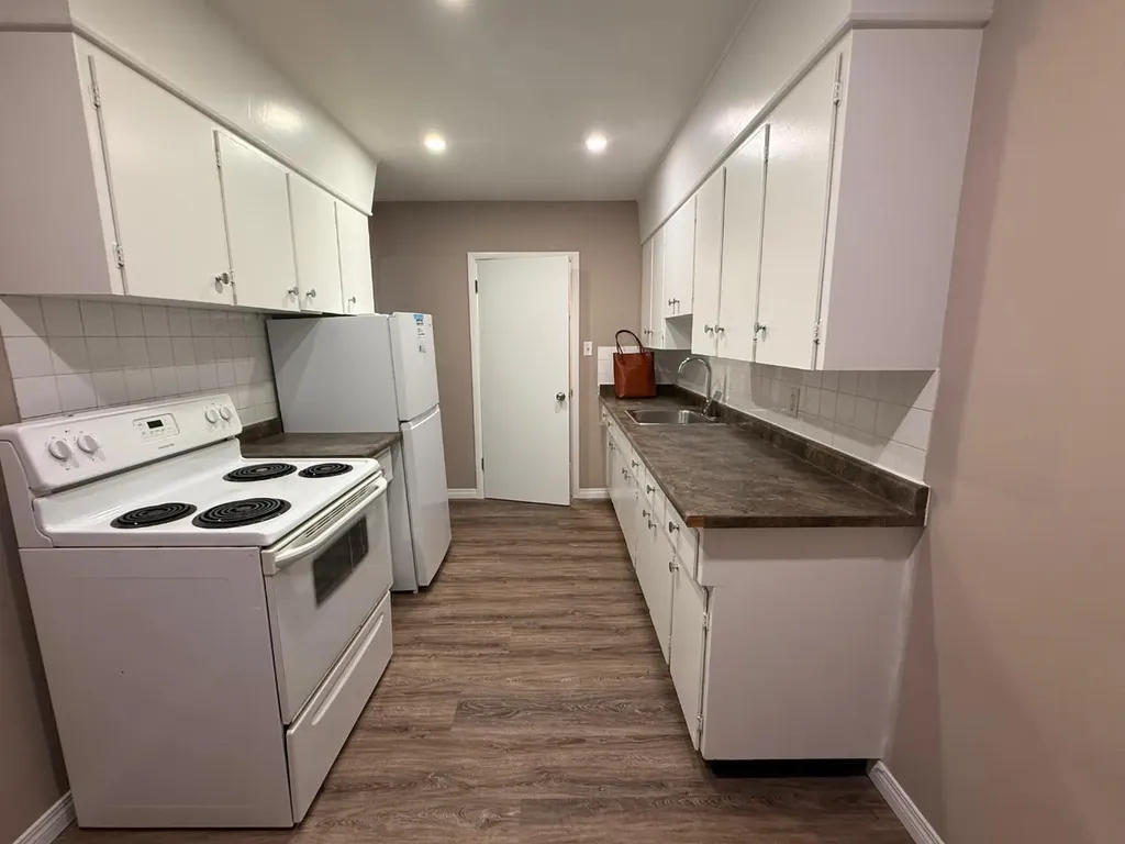 2712/2716 Brentwood Boulevard NW Calgary AB T2L 1J4